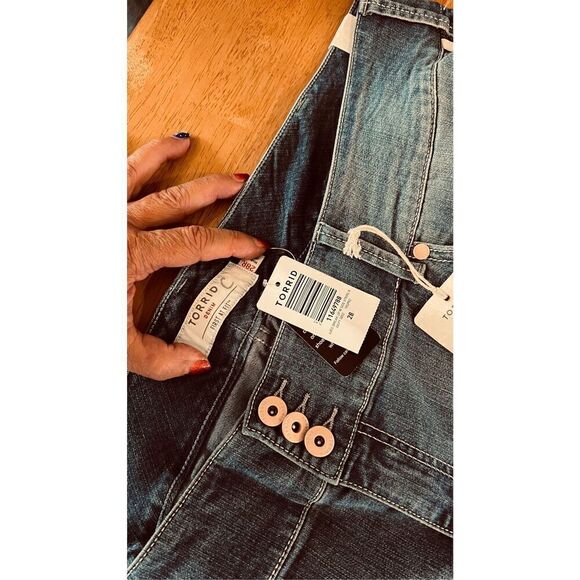 TORRID WOMENS JEANS WITH WHITE STRIPE DOWN LEG WOMENS SIZE 6XL NEW - Picture 7 of 12